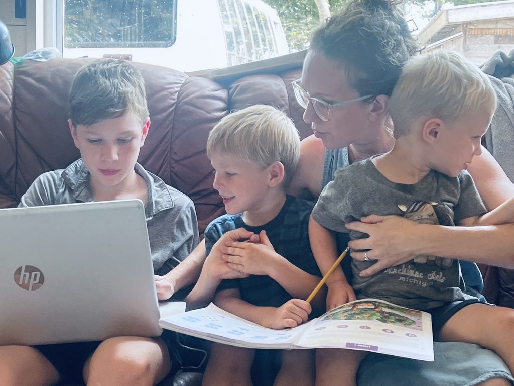 mom homeschooling kids